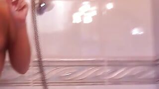 Rudowłosa niemiecka laska pokazuje umiejętności robienia loda w wannie
