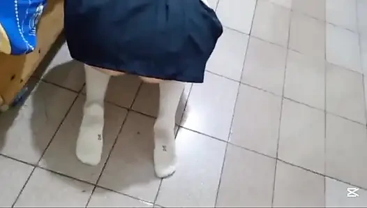 Ayah tiri membawa putri tirinya sendirian di kamarnya