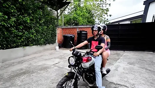 Der Uber-Fahrer erhält meine Muschi als Teil der Zahlung, nachdem er mich nach Hause gebracht hat und keine Möglichkeit zu bezahlen hatte