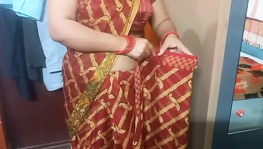 Очень красивая индийская бхабхи в красной сари