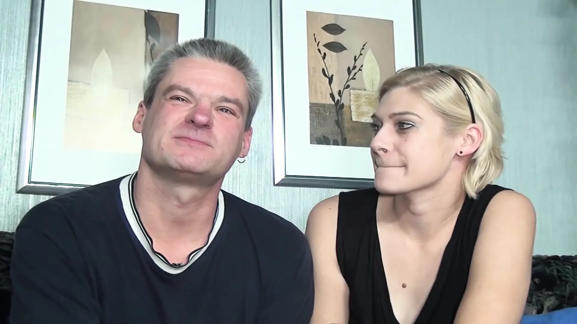 Hete Duitse babe geniet van een trio met biseksuele kerels