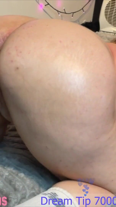 NAPALJENA STIDLJIVA DEVOJKA SE IGRA U KREVETU I STENJE ZA MOMKE KOJI JE JEBU | Klip 1