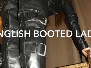 Stiefel und tragende englische Schlampe aus Leder