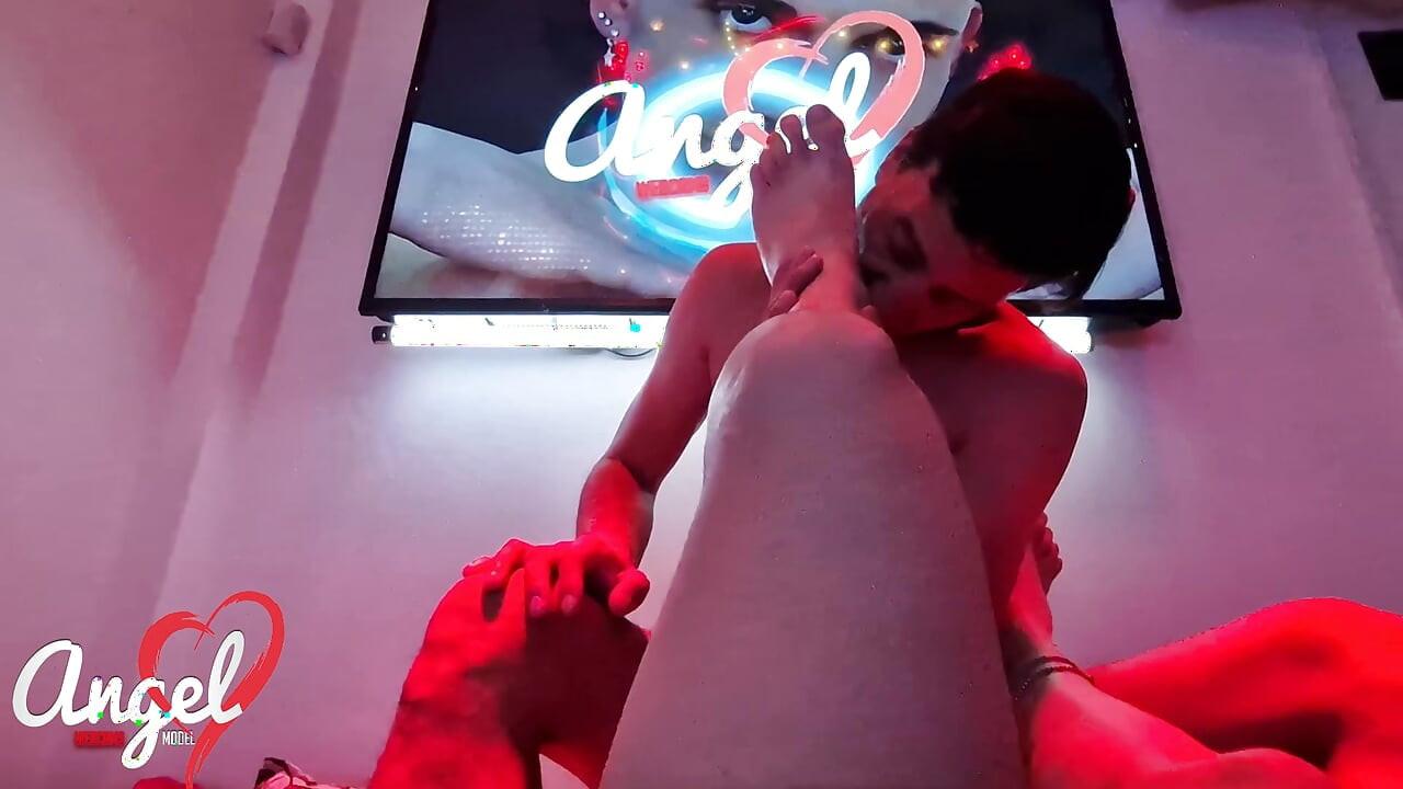 我用我的脚自慰我的伴侣。