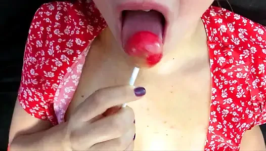 Istri sange ini lagi asik nyepong kontol dan permen lolipop sambil nyepong kontol sampai dicrot di mulut