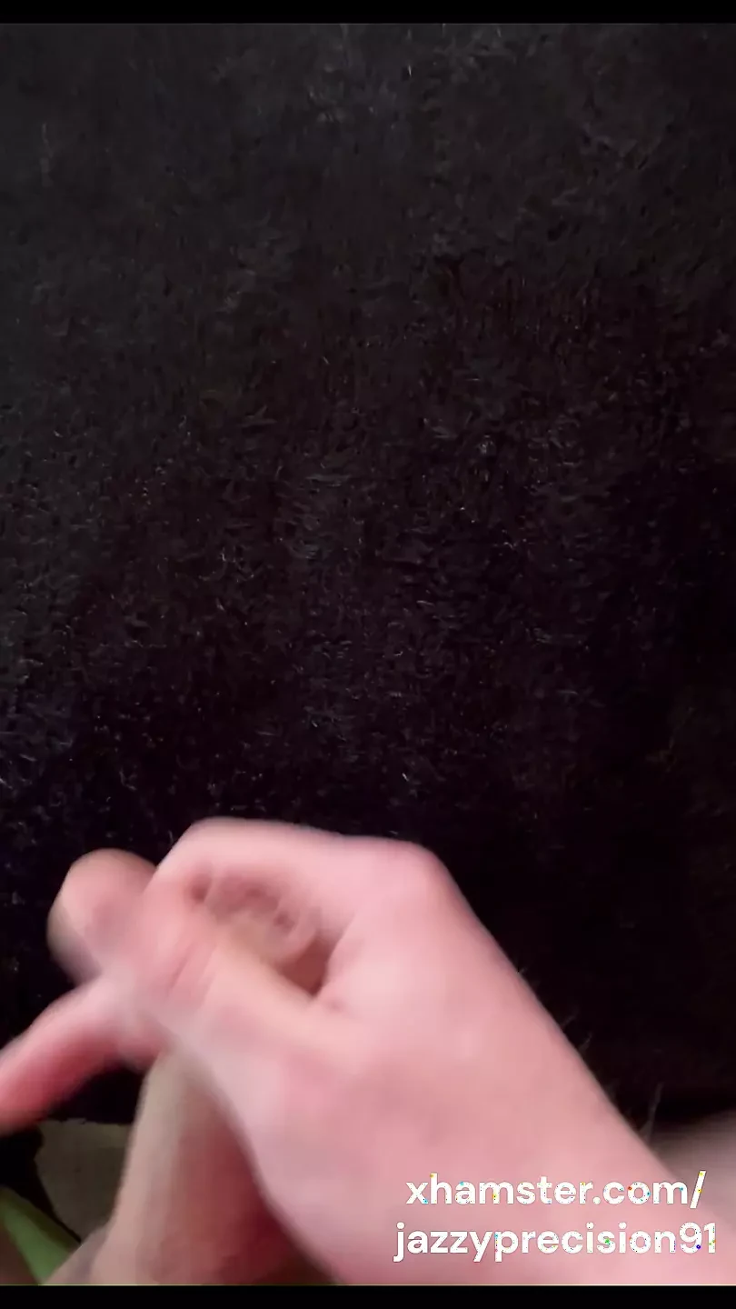 年轻的家伙单人快速性爱与大量射精