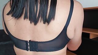 Un sexy reggiseno nero trasparente