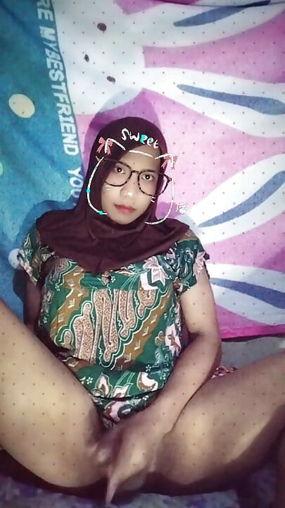 Hijab transsexual se masturbando no quarto