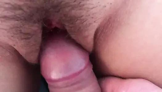Penis boşalana kadar klitorisini ovuyor. yakın çekim