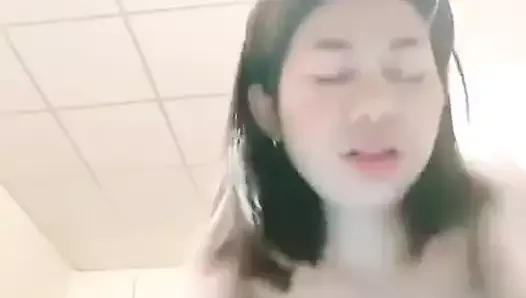 Seksowna azjatycka dziewczyna się napali