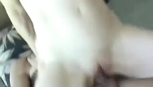 Sarışın olgun açık havada emiyor ve dölü zevkle yutuyor