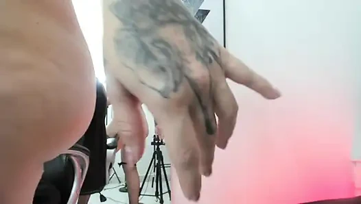 Vollbusige tätowierte latina reitet ihren dildo und spielt mit ihrer nassen muschi