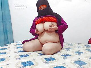Donne musulmane niqab con grandi tette scopano con dildo a pecorina