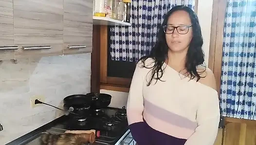 Stiefmutter wird in der Küche vom freund der stieftochter gefickt