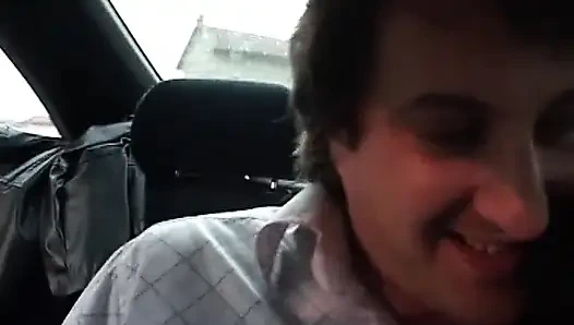 Она получает удивительный трах на улице