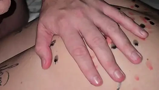Er tropft wachs auf meinen arsch und kommt dann auf meine muschi, um mich abzukühlen!