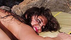 Carla arrapata e bagnata viene sbattuta duramente sulla spiaggia