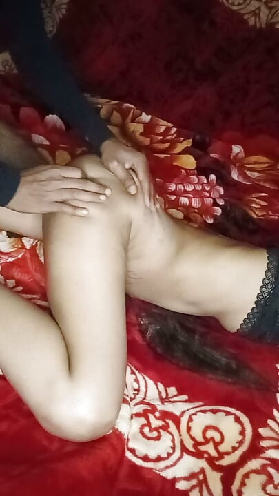Girl friend ko massage dene ke bahna se choda