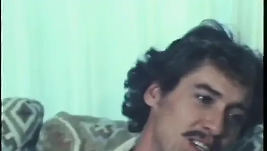 Sürtük iki adam tarafından sikiliyor ve dölleniyor nostaljik porno üçlü seks