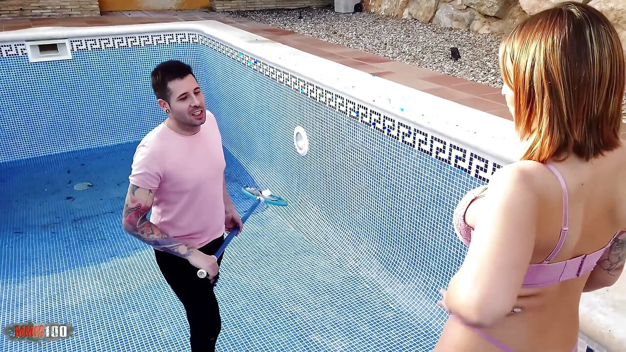 Mys Alessandra : Mys Alessandra, jolie blonde à forte poitrine, se fait baiser dans la piscine par Kevin White