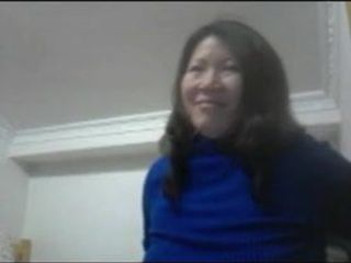 Китайская жена показывает сиськи перед вебкамерой