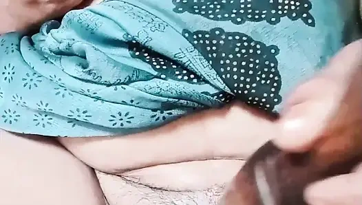 Ibu rumah tangga India lagi asik masturbasi sampai orgasme berkali-kali sambil ngomong jorok - bahasa india