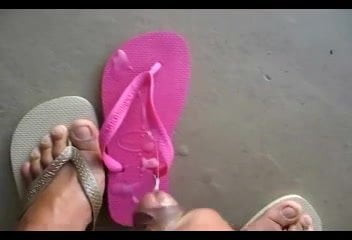 PUNHETA NAS HAVAIANAS