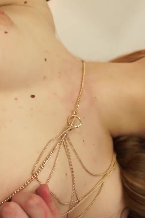 คู่รักเร่าร้อนสนุกที่โซฟาและชอบเย็ด