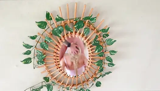 Polonyalı sarışın Kate Truu tarzında bir bakış açısı sunuyor