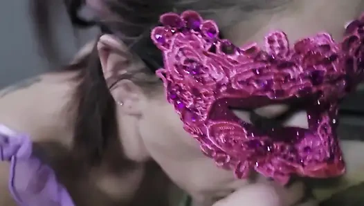 Pembe maskeli sürtük orta yaşlı seksi kadın yutuyor