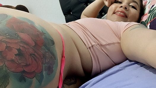 Jhoanitacat, a deliciosa e exclusiva milf latina desfrutando com seu amante em vídeo chamada