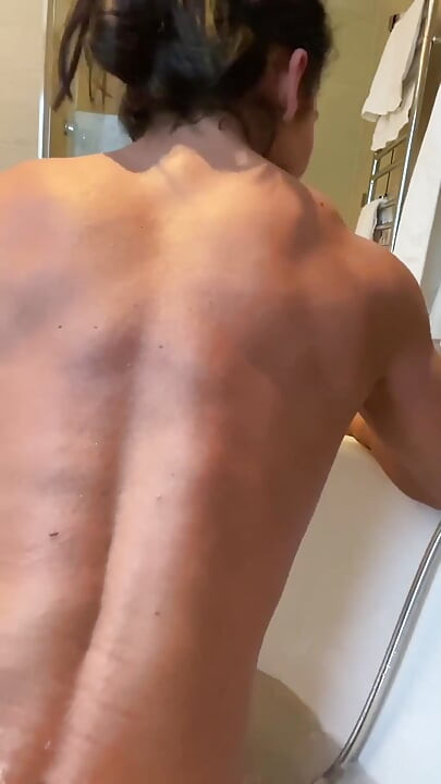 Tře si moje silná záda