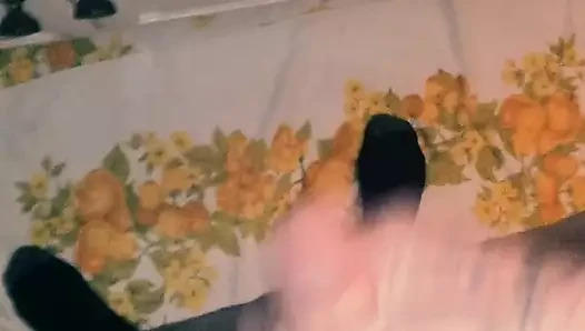 Ich spiele mit meinem schwanz bis ich komme (solo)
