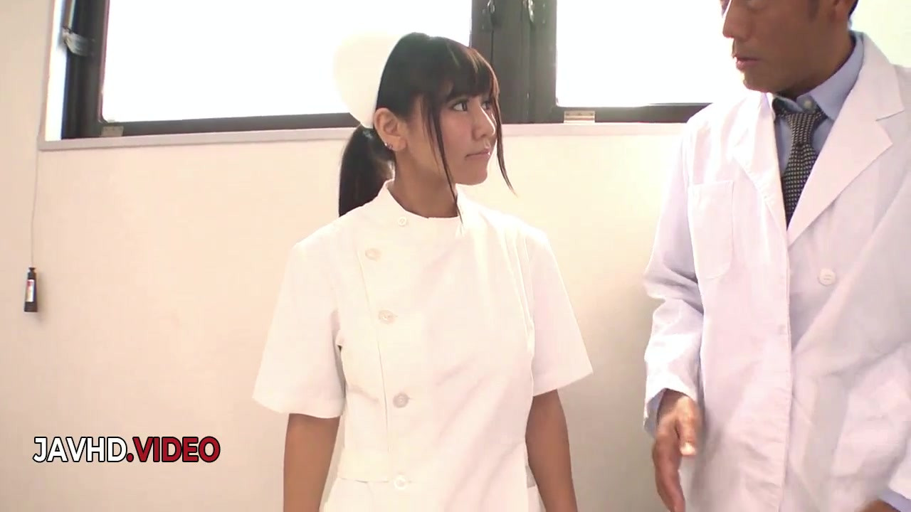 激しい日本人看護師のスリーサムが彼女たちを興奮させ揺さぶる