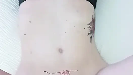 Futbol oyuncusu oyunu kazandıktan sonra edepsizleşiyor ve iki kez dölleniyor, büyük bir yarağa tapıyor ve amını yediriyor.