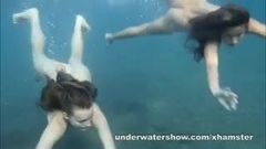 Юлия и Маша плавают обнаженными в море