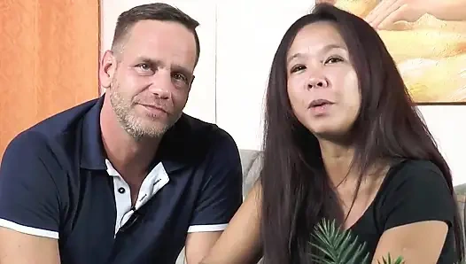 Seksi Asyalı büyük yarağın ıslak ve sütlü amına dalmasına izin veriyor