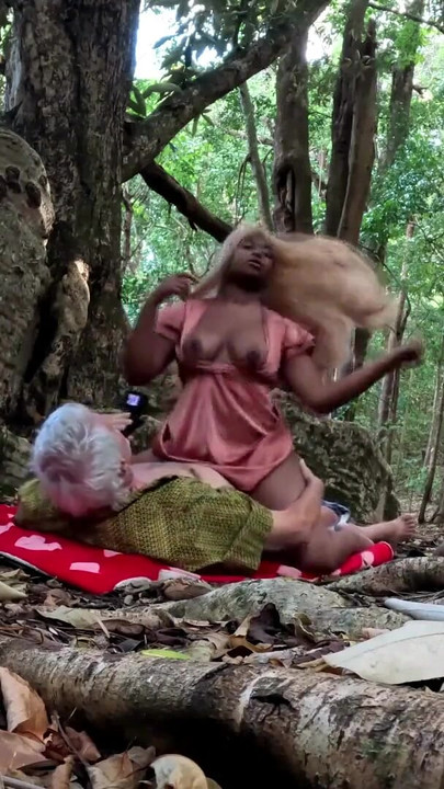 Moment à voir absolument de « Nous avons déployé le tapis de yoga entre les racines de l’arbre et baisé »