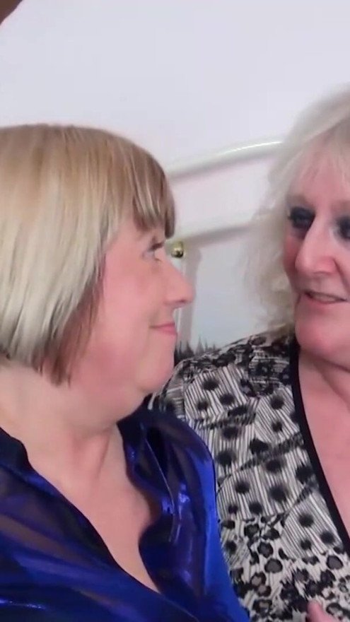 Tatoveret blond MILF Sara i en intens scene med Sam Bourne | klip 1