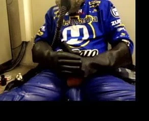 Wanking in a blue rubberpants