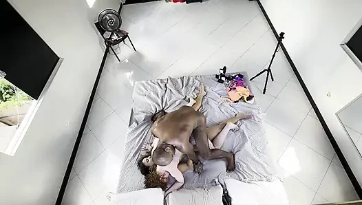 ZWEI LESBISCHE MÄDCHEN LUTSCHEN UND FICKEN SICH VOR MIR GEGENSEITIG, ICH FICKE BEIDE