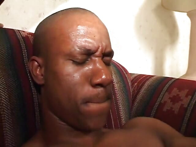 驚人的黑妞誘惑黑人操她濕漉漉的緊屄