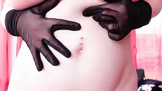 Tombul göbeği gösteriyor - orta yaşlı seksi kadının mide videosu