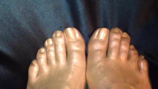 Złoto-brązowe stopy naoliwione sprayem
