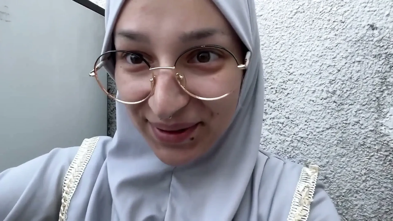 muslim- stepmommy- peeing- on- you- in- hijab