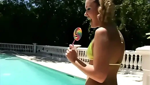 Одри Аддамс: Молодая шлюха сильно трахалась в свою маленькую задницу