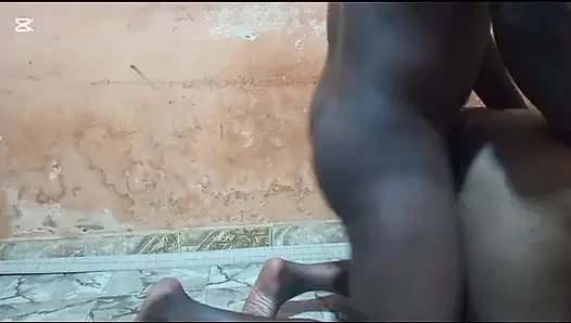 Сводную сестру трахнули на полу