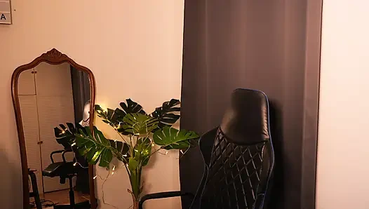 Sie lutscht einen dildo mit ihren weichen lippen