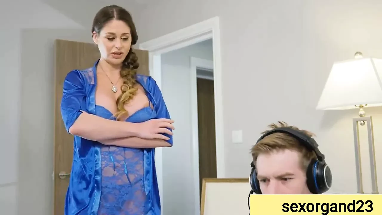 Pubg khelney wale bache ko chut dey Di step mom ne or khub chudai