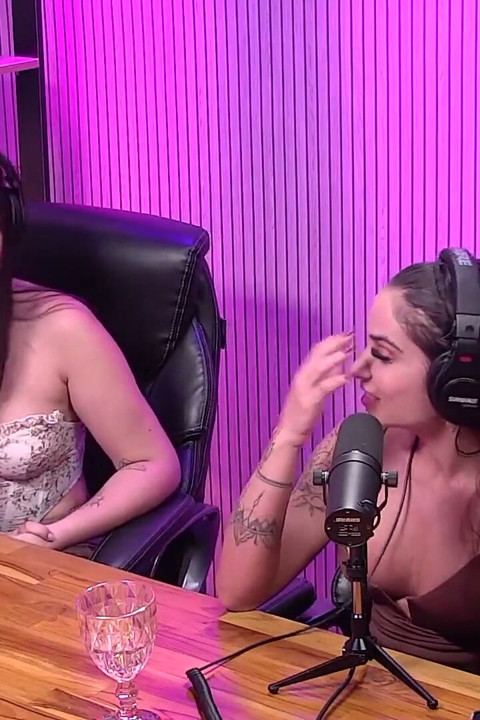 Schattige BBW En Haar Vriendinnen in Een Hoerendom Vuile Praat